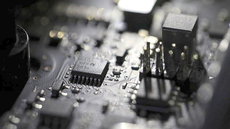Blick in einen Computer. Die Branche hat mit einer ausgeprägten Chip-Knappheit zu kämpfen. Foto: Jenny Kane/AP/dpa