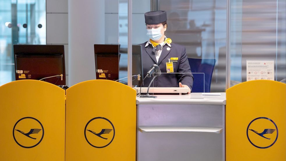 Mitarbeiterin am Lufthansa-Schalter: Bei der deutschen Airline musste eine Familie den Flieger wieder verlassen, weil ihr zweijähriger Sohn keine Maske aufsetzen wollte. (Symbolbild) Foto: dpa/Sven Hoppe