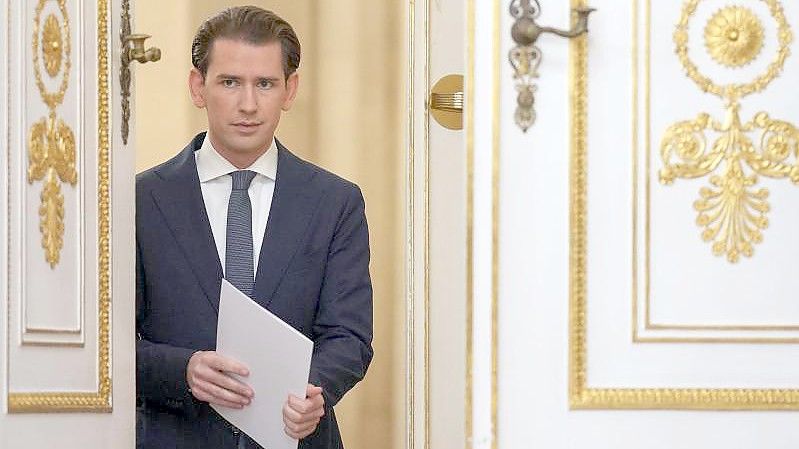 Vizekanzler Werner Kogler (l, neben Alexander Schallenberg) von den Grünen muss sich den Vorwurf gefallen lassen, seine Partei würde das „Machtsystem der ÖVP“ weiter stützen. Foto: Herbert Neubauer/APA/dpa