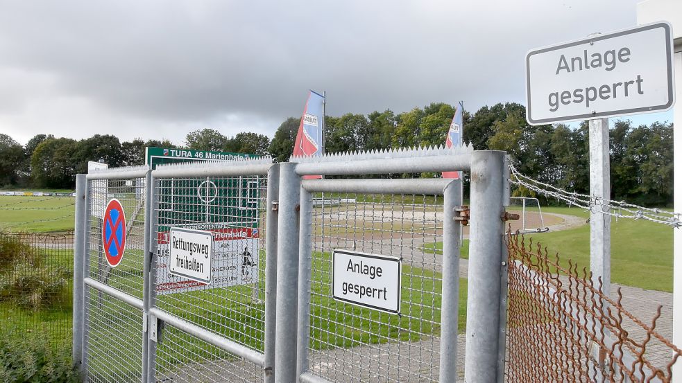 Doppelt hält besser: Gleich zwei Schilder am Eingang zum Sportplatz in Upgant-Schott weisen seit Monaten darauf hin, dass dieser gesperrt ist. Foto: Dirks