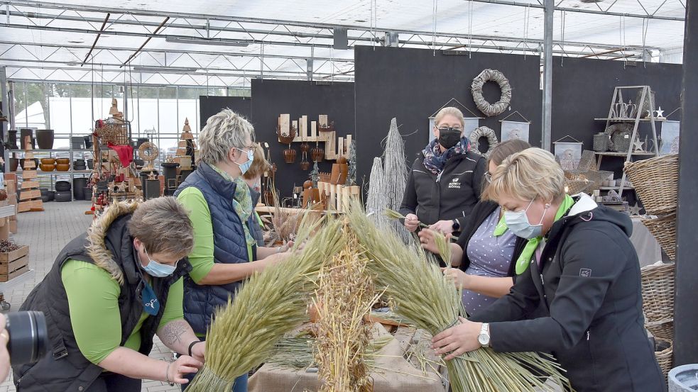 In den Räumen von Blumen König an der Wallinghausener Straße banden Kerstin Kulke (von links), Charlotte Habben, Bianca König, Annika Jaborg und Sonja Remmers die Erntekrone, die Bundespräsident Frank-Walter Steinmeier am Sonntag in Victorbur in Empfang nehmen wird. Foto: Maren Ziegler