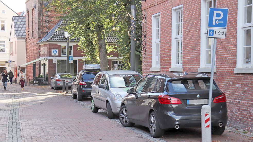 Im Oktober vorigen Jahres wurde das Parken vor der Lambertikirche erlaubt. Bis dahin war dieses Stück der Kirchstraße ein Teil der Fußgängerzone. Foto: Heino Hermanns