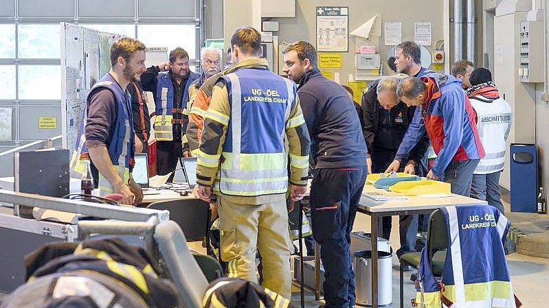 Das Einsatzteam in der Einsatzzentrale der Rettungsaktion an der Grenze zwischen Bayern und Tschechien. Nach zwei Nächten in dem riesigen Waldgebiet ist die achtjährige Julia lebend gefunden worden. Foto: Vogl Daniel/dpa