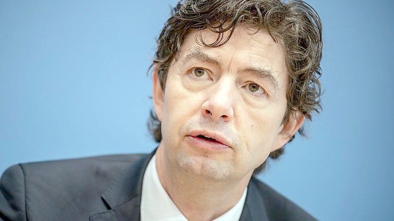 Christian Drosten, Direktor Institut für Virologie der Charité Berlin, bei einer Pressekonferenz. In der Debatte um die Impfquote in Deutschland nimmt der Virologe das Robert Koch-Institut (RKI) in Schutz. Foto: Michael Kappeler/dpa