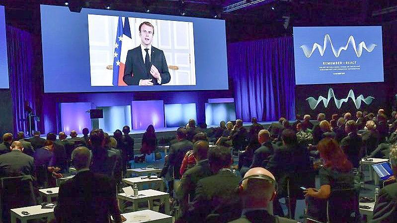 Emmanuel Macron spricht per Videolink während des Internationalen Forum zur Erinnerung an den Holocaust und zur Bekämpfung des Antisemitismus. Foto: Jonas Ekstromer/TT News Agency/AP/dpa