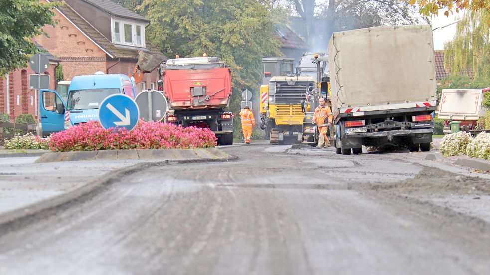 Seit Mittwochmorgen wird die alte Asphaltdecke der Julianenburger Straße abgefräst. Foto: Heino Hermanns