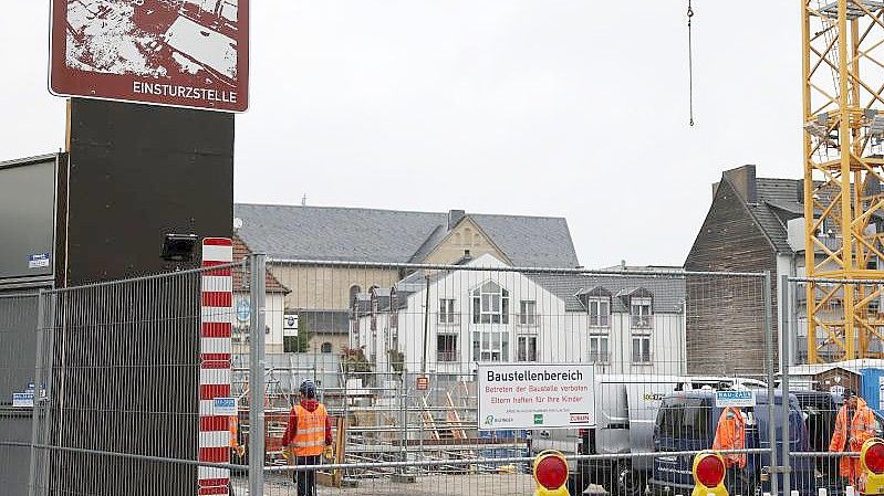 Ein Schild mit dem Hinweis auf die Einsturzstelle des Kölner Stadtarchivs hängt am Bauzaun in Köln. Foto: Oliver Berg/dpa