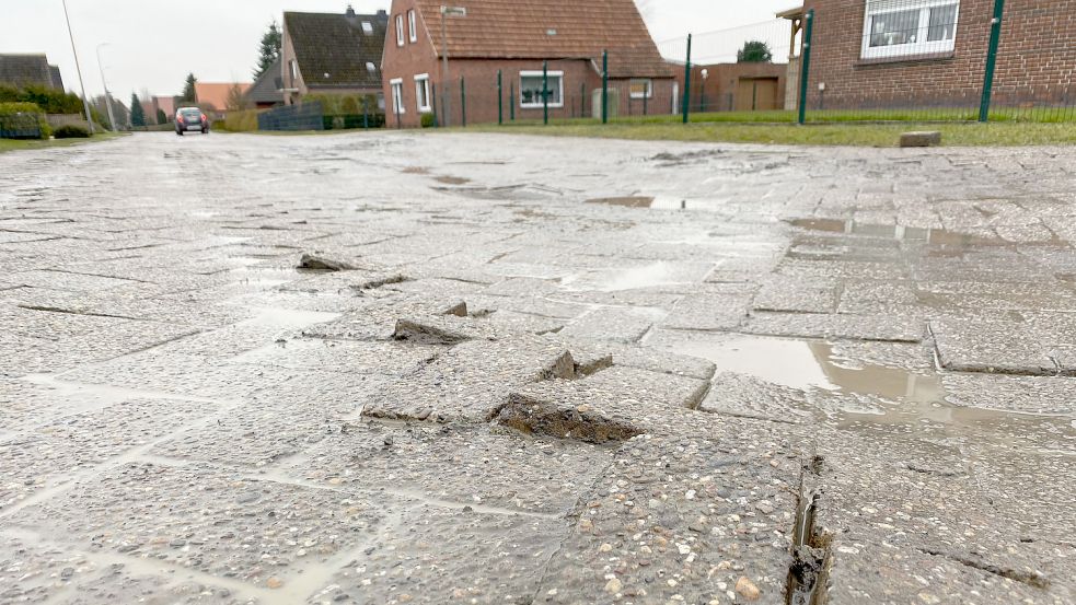 Der vergangene Winter hat dem Postweg in Moordorf schwer zugesetzt. Nun müssen sich Anwohner auf eine Wiederholung der Situation einstellen. Archivfoto: Holger Janssen