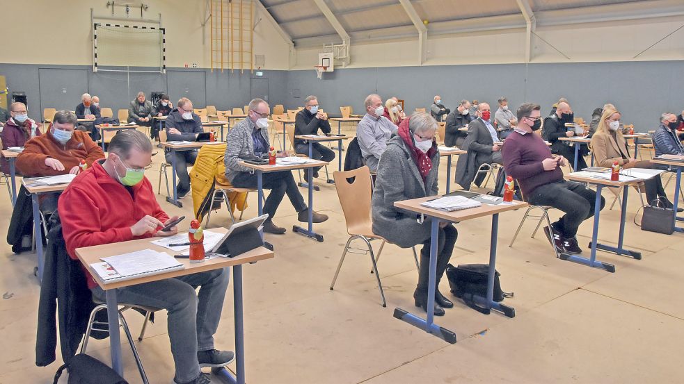 Im Brookmerlander Samtgemeinderat (hier bei einer Sitzung 2020 in der Sporthalle Upgant-Schott) zeichnen sich die künftigen Lager ab. Archivfoto: Thomas Dirks