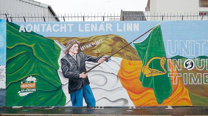 Ein Graffiti in Belfast wirbt für eine Wiedervereinigung Nordirlands mit der Republik Irland. Im Streit um Post-Brexit-Regeln ist Nordirland zum ewigen Zankapfel zwischen Brüssel und London geworden. Foto: Larissa Schwedes/dpa