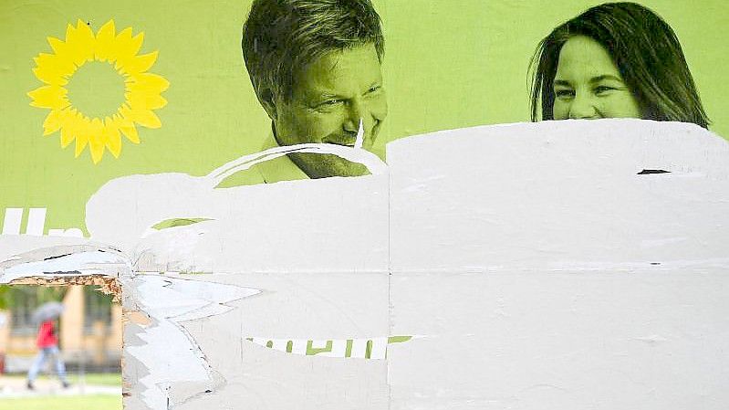 Ein zerstörtes Wahlplakat von Bündnis 90/Die Grünen mit den Portraits von Robert Habeck und Annalena Baerbock. (Archivbild). Foto: Hendrik Schmidt/dpa-Zentralbild/dpa