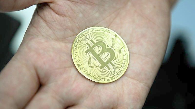 Münze mit Bitcoin-Logo: Verbraucherschützer warnen wegen der stark volatilen Kurse generell von einer Anlage in der Kryptowährung. Foto: Nicolas Armer/dpa