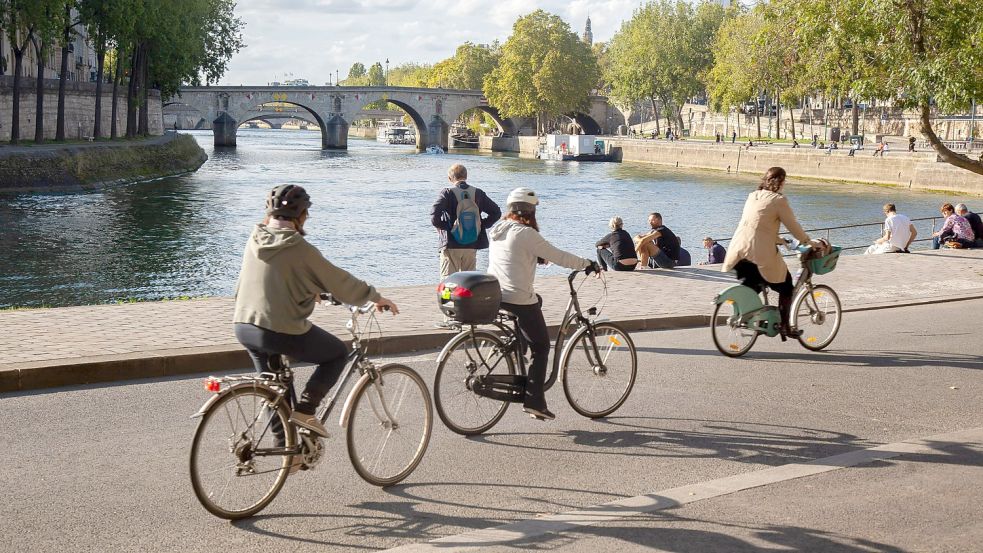 Radfahrer in Paris an der Seine. Während der Corona-Krise sind in Frankreichs Hauptstadt 50 Kilometer Radwege entstanden. Foto: Imago/Wilhelm Mierendorf