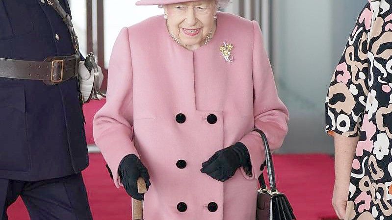 Die britische Königin Elizabeth II. (M) kommt zur Eröffnungszeremonie des walisischen Parlaments. Foto: Jacob King/PA Wire/dpa