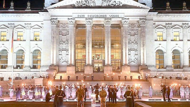 Soldaten vor dem Reichstagsgebäude wäzhrend des großen Zapfenstreichs. Foto: Christophe Gateau/dpa