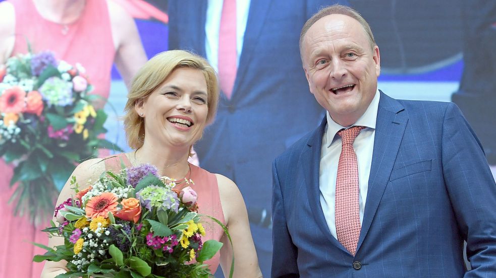 Bundeslandwirtschaftsministerin Julia Klöckner und Bauernpräsident Joachim Ruckwied kommen am Sonntag nach Victorbur, wo Bundespräsident Frank-Walter Steinmeier eine Erntekrone überreicht wird. Foto: Hendrik Schmidt/DPA