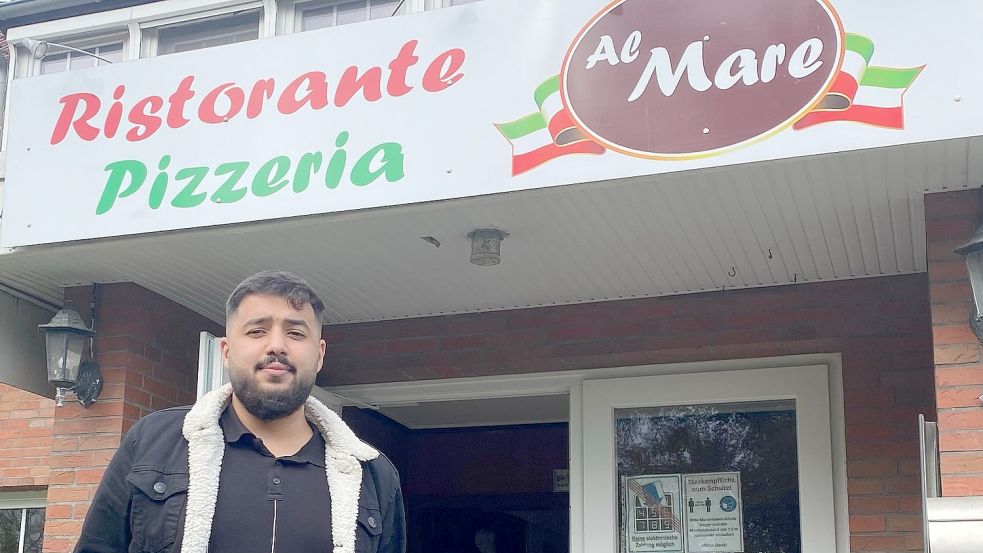 Abdallah Boral vor seiner Pizzeria Al Mare in Bedekaspel. Foto: Holger Janssen