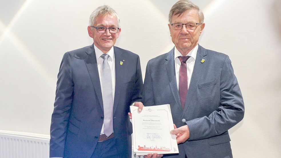 Mit Hermann Akkermann (SPD, Krummhörn) verabschiedete Landrat Olaf Meinen den dienstältesten ausscheidenden Abgeordneten. Foto: Stephan Friedrichs
