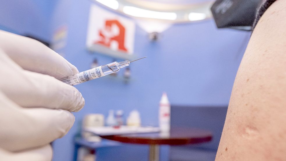 Eine Auricher Apotheke beteiligt sich an einem Modellversuch. Dort wird gegen Grippe geimpft. Foto: DPA
