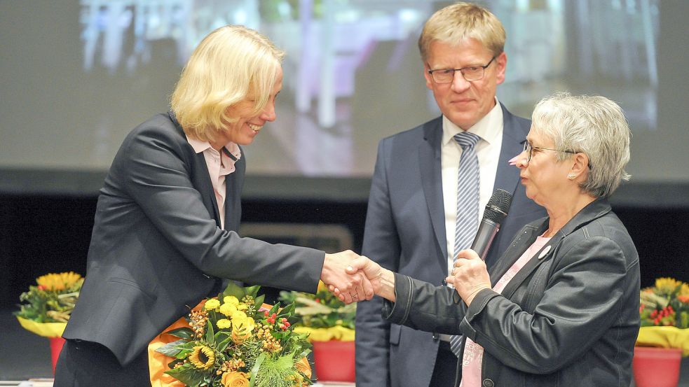 Zu den ersten Gratulanten der neuen Auricher Stadtbaurätin Alexandra Busch-Maaß (links) gehörten der Auricher Bürgermeister Horst Feddermann und Ratsvorsitzende Almut Kahmann (SPD). Foto: Stephan Friedrichs