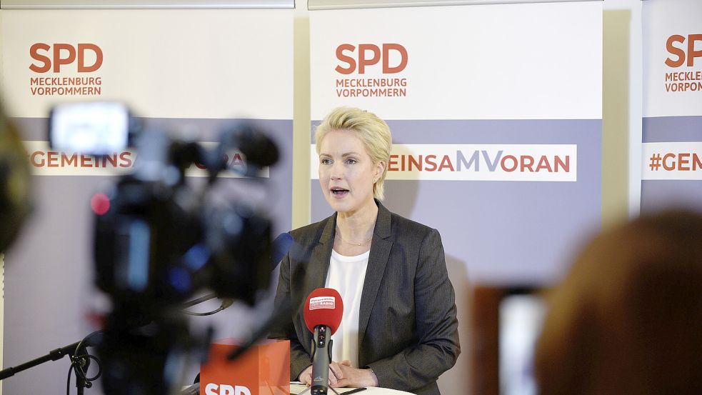 13.10.2022, Mecklenburg-Vorpommern, Güstrow: SPD-Landesvorsitzende Manuela Schwesig gibt nach der Sitzung des SPD-Landesvorstandes, Landesparteirat und Landtagsfraktion Auskunft über die Entscheidung zu Aufnahme von Koalitionsverhandlungen für die Regierungsbildung im Schweriner Landtag. Foto: Frank Hormann/dpa +++ dpa-Bildfunk +++ Foto: Frank Hormann