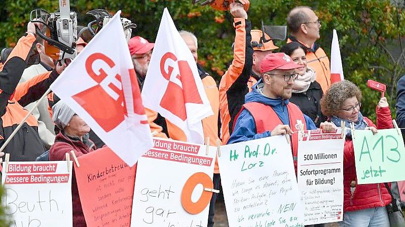 Mitglieder der Gewerkschaft Erziehung und Wissenschaft (GEW) und IG BAU demonstrieren am Rande der zweiten Verhandlungsrunde im Tarifkonflikt des Öffentlichen Dienstes. Foto: Arne Dedert/dpa