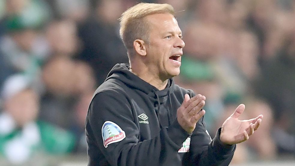 Muss vor dem Heimspiel gegen den 1. FC Heidenheim viel mit seinen Spielern reden: Markus Anfang, Trainer des Fußball-Zweitligisten SV Werder Bremen. Das glaubt Ex-Profi Hans-Jürgen Gundelach, Kolumnist dieser Zeitung. Foto: dpa/Carmen Jaspersen