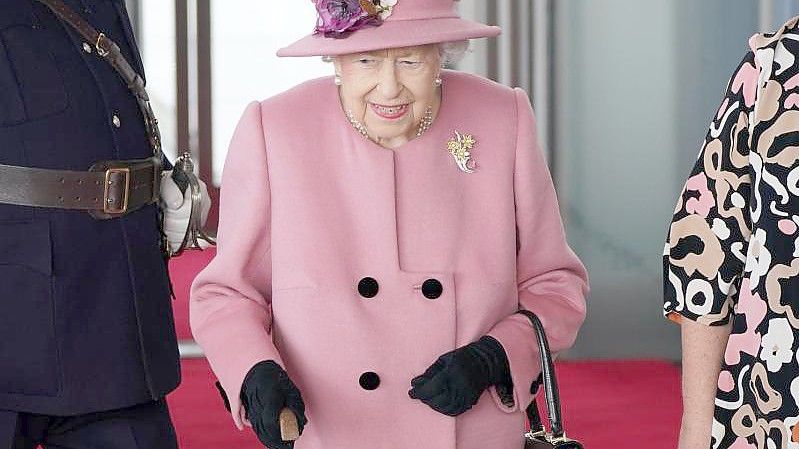 Die britische Königin Elizabeth II. mit Gehstock diese Woche in Wales. Foto: Jacob King/PA Wire/dpa
