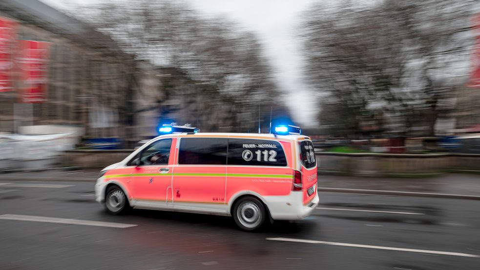 Rettungskräfte kümmerten sich um eine gestürzte Frau, die zeitweise sogar in Lebensgefahr schwebte. Foto: Fabian Strauch/dpa