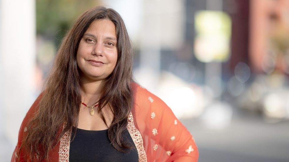 Autorin Mithu Sanyal steht vor einer Lesung der Autorinnen und Autoren der Shortlist Deutscher Buchpreis 2021 vor dem Literaturhaus Frankfurt. Foto: Sebastian Gollnow/dpa Foto: Sebastian Gollnow