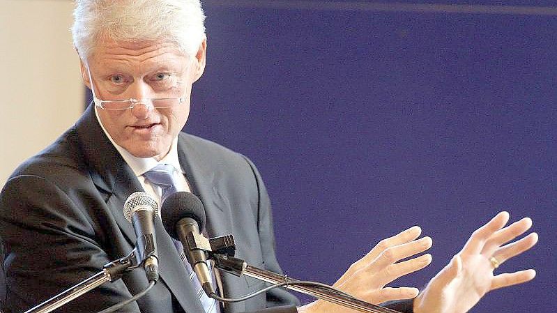 Bill Clinton bei einer Rede an der University of Ulster in Großbritannien. Der ehemalige US-Präsident ist in ein Krankenhaus eingeliefert worden. Foto: Paul Faith/epa/dpa