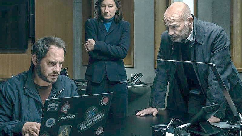 Pierre Manzano (Moritz Bleibtreu), Frauke Michelsen (Marie Leuenberger) und Jürgen Hartlandt (Heiner Lauterbach) in einer Szene aus "Blackout". Foto: ---/Joyn/dpa