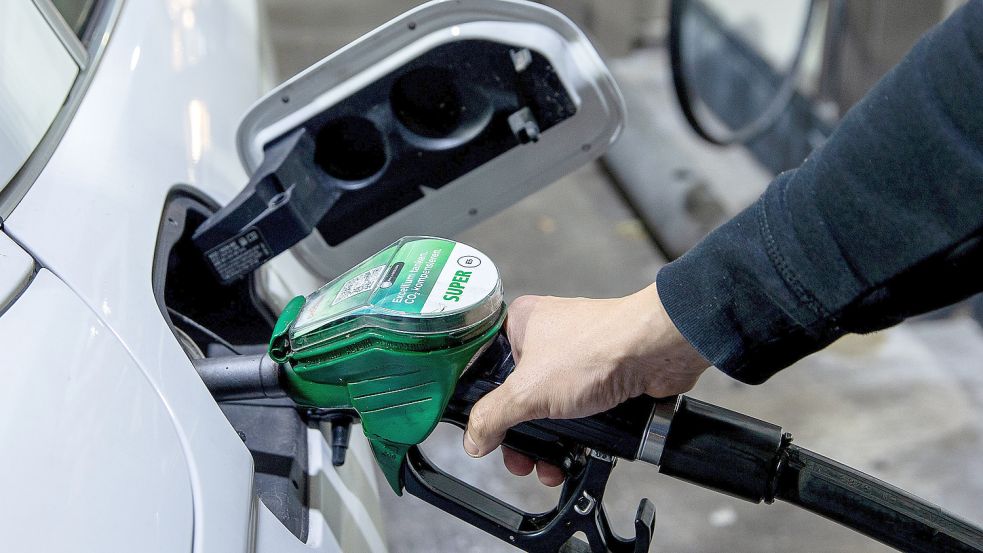 Preistreiber Benzin: Die Treibstoffpreise sind zuletzt deutlich gestiegen. Jetzt wird über einen Ausgleich für Arbeitnehmer und Verbraucher diskutiert. Foto: Carsten Koall/dpa