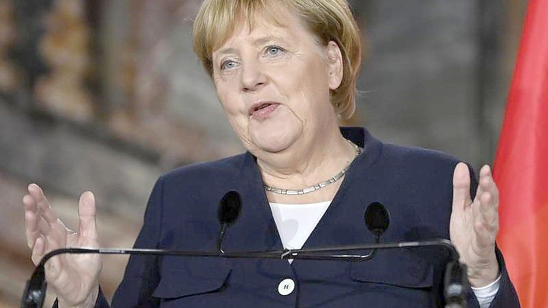 Bundeskanzlerin Angela Merkel (CDU) spricht nach einem diplomatischen Treffen auf einer Pressekonferenz mit dem belgischen Premierminister De Croo. Foto: Eric Lalmand/BELGA/dpa