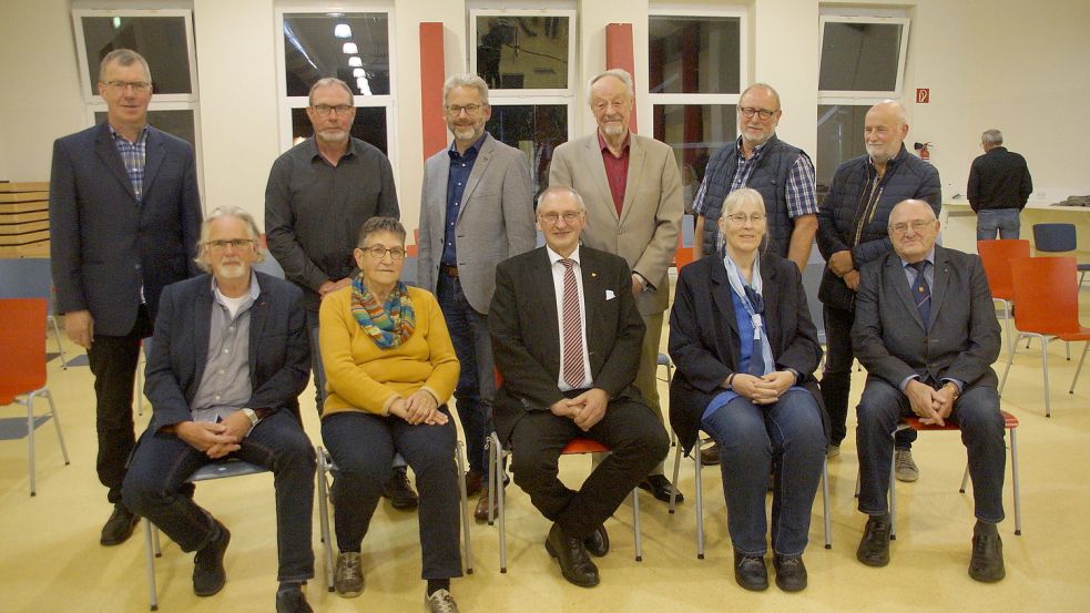 Sie wurden aus dem Gemeinderat verabschiedet: Franz Constant (FWG, stehend, von links), Drees Janssen (FWG) Stefan Hiller (parteilos), Detert Feddinga (CDU), Otto Ulferts (SBL), Abbo Schön (SBL), Wilhelm Reinken (FWG, sitzend, von links), Charlotte Burow (SPD), Bürgermeister Friedrich Süßen (SPD), Jakoba Kuhlmann (SPD) und Frerich Hinrichs (SPD). Foto: Holger Janssen