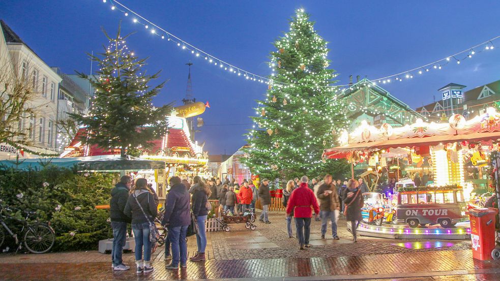 Der Auricher Weihnachtsmarkt im Jahr 2016. Nach eineinhalb Jahren in der Corona-Pandemie ist der Kaufmännische Verein optimistisch, dass es in diesem Jahr wieder einen Weihnachtszauber gibt. Archivfoto: Romuald Banik