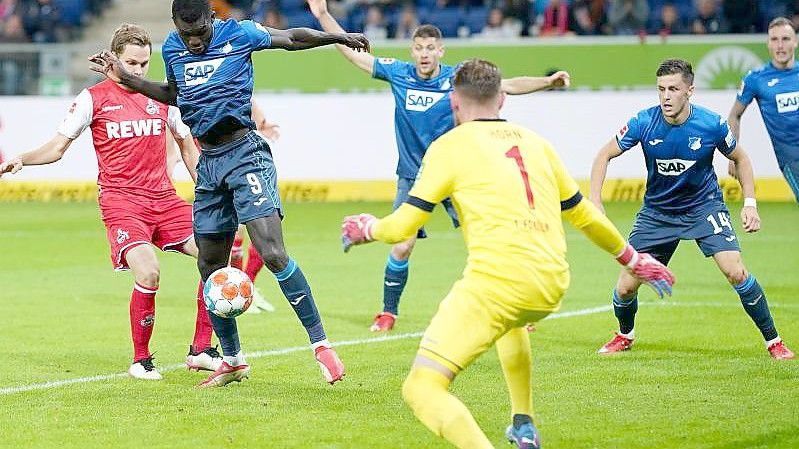 Hoffenheims Ihlas Bebou (2.v.l) erzielt gegen Kölns Torhüter Timo Horn das 2:0 - die Vorentscheidung im Freitagsspiel. Foto: Uwe Anspach/dpa