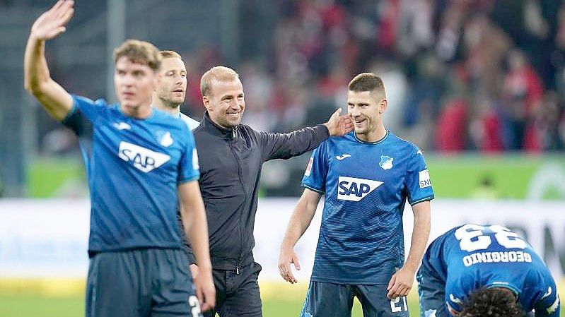 Hoffenheims Robert Skov, Trainer Sebastian Hoeneß, Benjamin Hübner und Georginio Rutter (l-r) feiern nach der Partie. Foto: Uwe Anspach/dpa