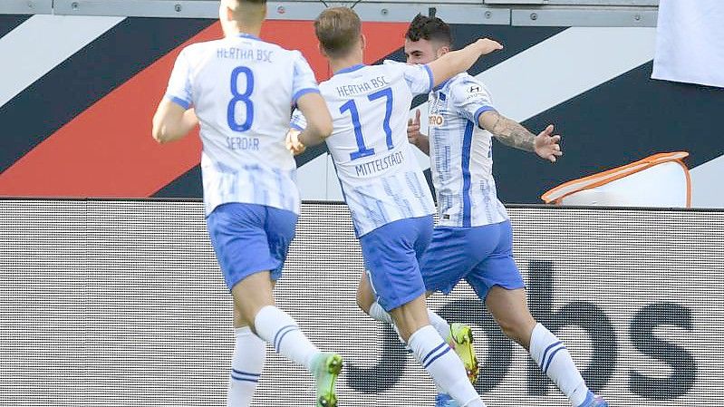 Herthas Suat Serdar (l-r), Maximilian Mittelstädt und Torschütze Marco Richter jubeln nach dem Tor zum 1:0. Foto: Arne Dedert/dpa