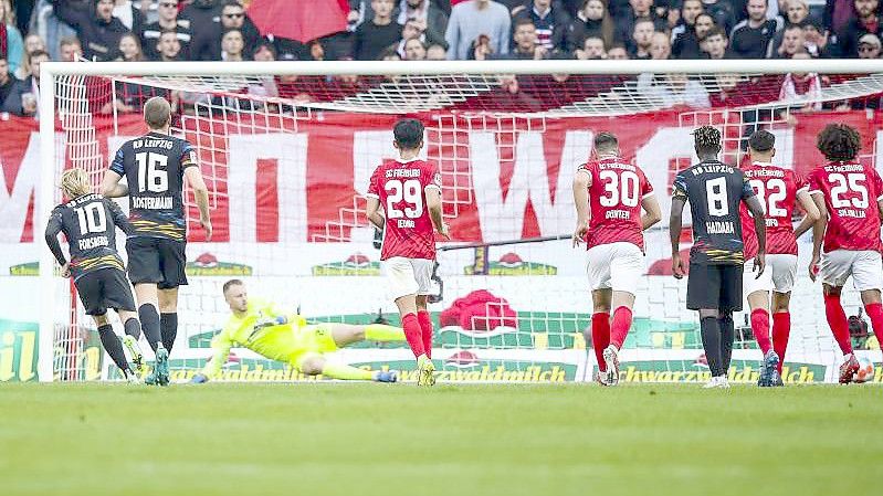 Emil Forsberg (l) sorgt per Strafstoß für die Leipziger Führung. Foto: Tom Weller/dpa