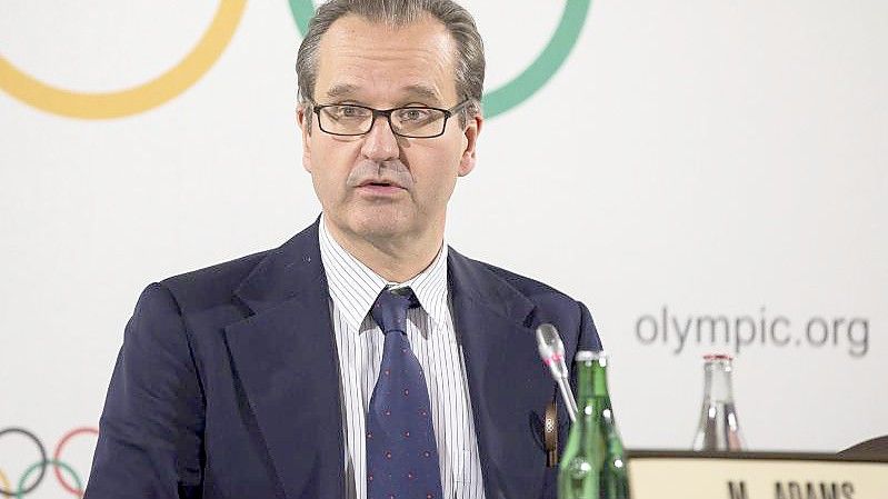 IOC-Sprecher Mark Adams spricht auf einer Pressekonferenz. Foto: Cyril Zingaro/KEYSTONE/dpa/Archivbild