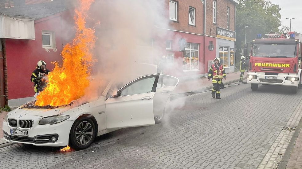 Als die Einsatzkräfte eintrafen, schlugen die Flammen bereits aus dem Motorraum. Foto: Feuerwehr