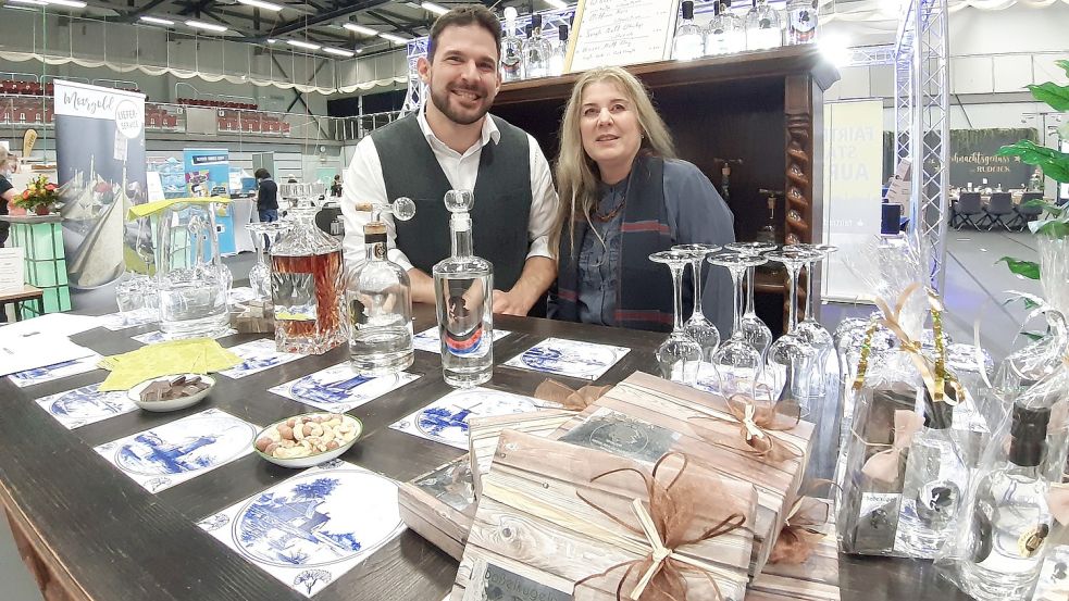 Sohn Ingo Rinnhofer unterstützte seinn Mutter Heidi Brintrup. Sie ist die Inhaberin von Ida-Destille in Ostrhauderfehn und eine der Ausstellerinnen auf der Genussmesse. Foto: Ann-Kathrin Stapf