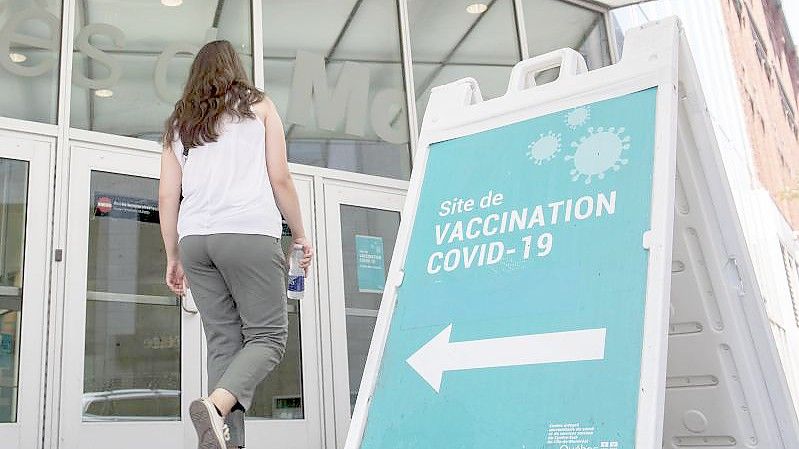 Zur Impfung hier entlang: Kanada ist weltweit in der Spitzengruppe, was seine Impfquote angeht. Foto: Graham Hughes/The Canadian Press/ZUMA/dpa