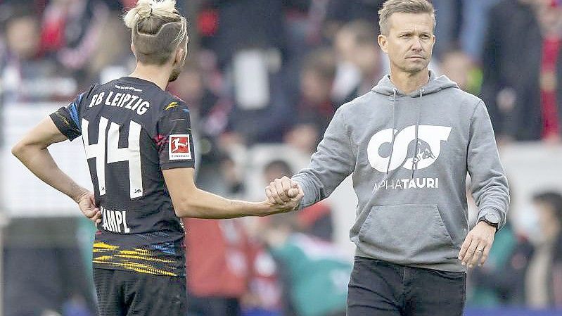 Leipzigs Trainer Jesse Marsch (r) bedankt sich nach dem Spiel mit Handschlag bei Kevin Kampl. Foto: Tom Weller/dpa