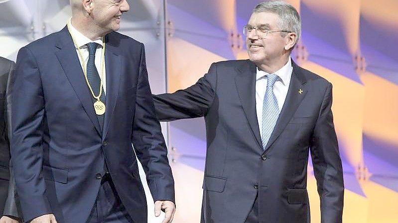 Zwischen FIFA-Boss Gianni Infantino (l), und IOC-Chef Thomas Bach besteht offenbar Redebedarf. Foto: Laurent Gillieron/KEYSTONE/dpa