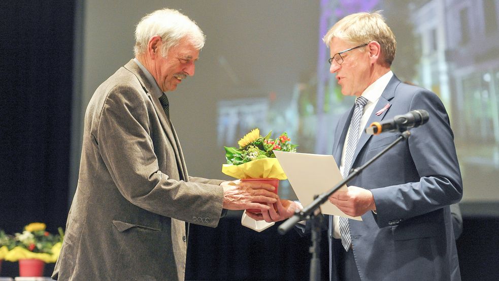Erich Fokken (CDU, links) wurde nach 35 Jahren Ratstätigkeit von Bürgermeister Horst Feddermann verabschiedet. Foto: Stephan Friedrichs