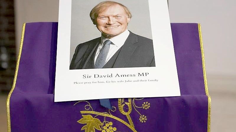 Ein Bild des ermordeten britischen konservativen Abgeordneten David Amess während einer Mahnwache in der katholischen Kirche St. Peters. Foto: Alberto Pezzali/AP/dpa