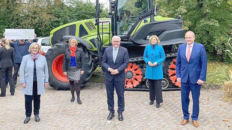 Bundespräsident Frank-Walter Steinmeier (Mitte) besuchte am Sonntag Victorbur. Begleitet wurde er von zahlreichen Ehrengästen aus Politik, Kirchen und Landwirtschaft. Foto: Holger Janssen