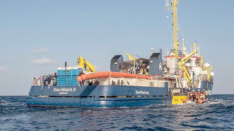 Die „Sea-Watch 3“ nahm im Mittelmeer mehr als 60 in Seenot geratene Menschen auf. Foto: Selene Magnolia/Sea-Watch/dpa/Archiv